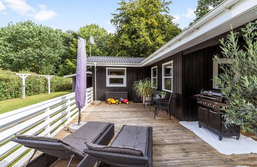 Fjellerup Strand House | Cozy home in Glesborg with WiFi
