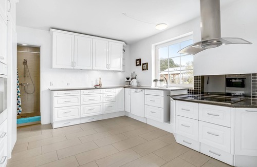 Bønnerup Strand House | Cozy home in Glesborg with kitchen