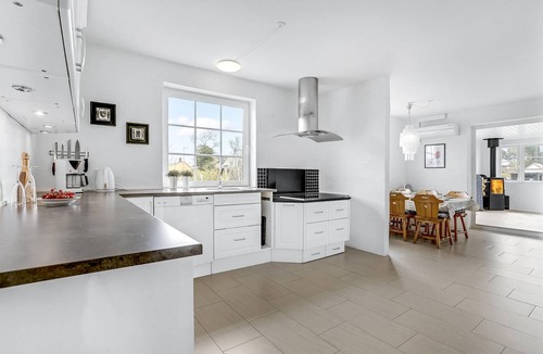 Bønnerup Strand House | Cozy home in Glesborg with kitchen