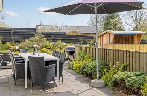 Bønnerup Strand House | Cozy home in Glesborg with kitchen