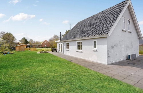 Bønnerup Strand House | Cozy home in Glesborg with kitchen