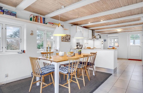Bønnerup Strand House | Cozy home in Glesborg with kitchen