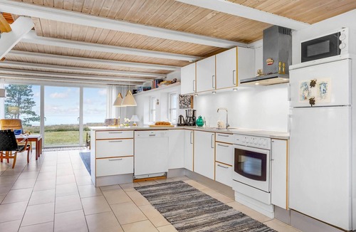 Bønnerup Strand House | Cozy home in Glesborg with kitchen