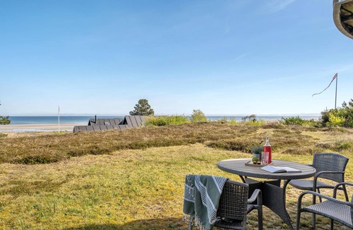 Bønnerup Strand House | Cozy home in Glesborg with kitchen