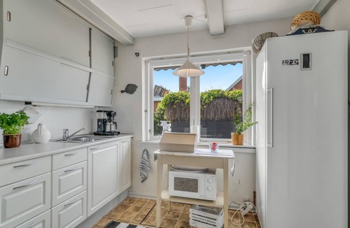 Bønnerup Strand House | Cozy home in Glesborg with WiFi