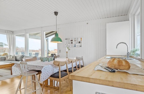 Bønnerup Strand House | Cozy home in Glesborg with kitchen