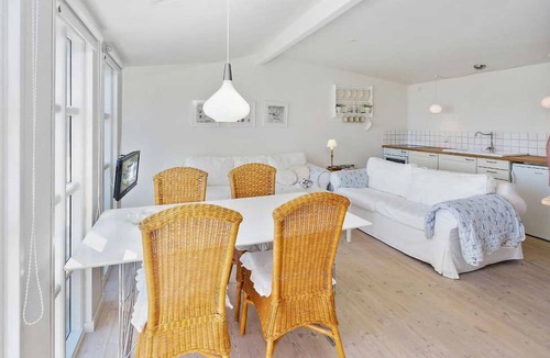 Grena Strand House | Cozy home in Grenaa with house sea view