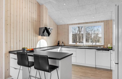 Grena Strand House | Cozy home in Grenaa with kitchen