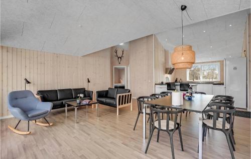Grena Strand House | Cozy Home In Grenaa With Kitchen