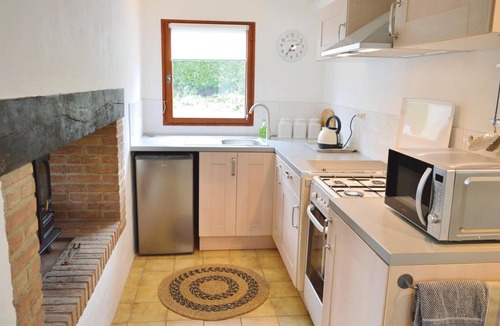 Grigny House | Cozy home in Grigny with kitchen