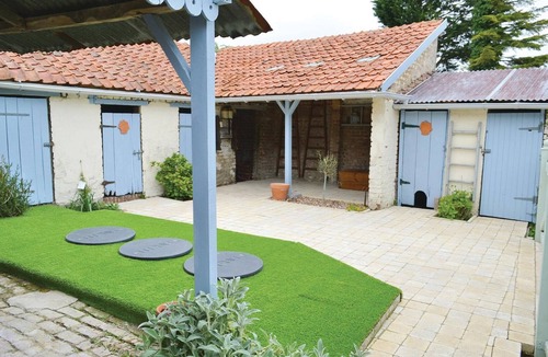 Grigny House | Cozy home in Grigny with kitchen