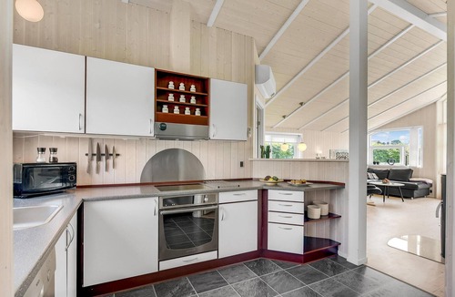 Diernæs Strandby House | Cozy home in Haderslev with kitchen