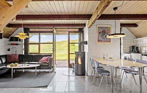 Vrist Strand House | Cozy Home In Harboøre With Wifi