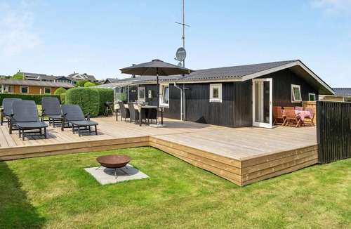 Hejlsminde Strand House | Cozy home in Hejls with house sea view