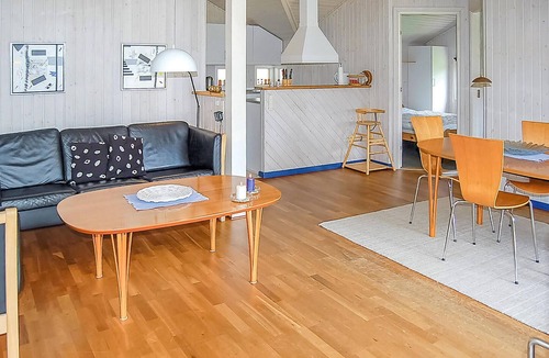 Hejlsminde Strand House | Cozy home in Hejls with kitchen