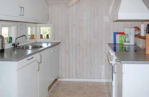 Hejlsminde Strand House | Cozy home in Hejls with kitchen
