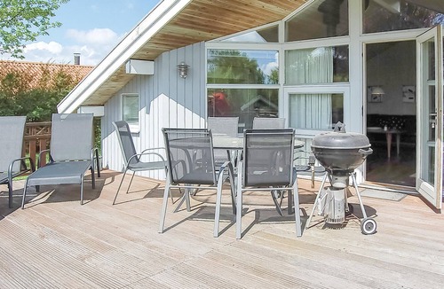 Hejlsminde Strand House | Cozy home in Hejls with kitchen