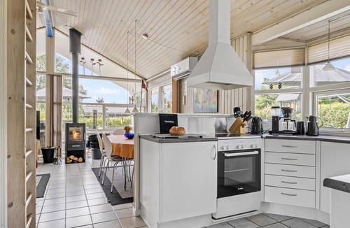 Hejlsminde Strand House | Cozy home in Hejls with kitchen