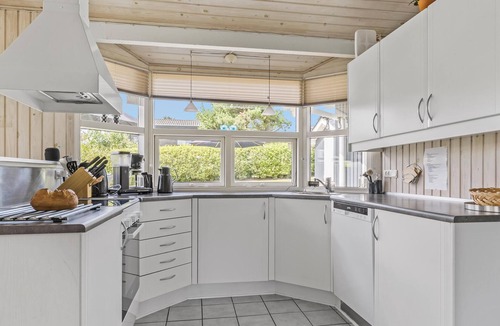 Hejlsminde Strand House | Cozy home in Hejls with kitchen