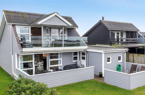 Bork Havn House | Cozy home in Hemmet with sauna