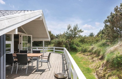 Henne Strand House | Cozy home in Henne with sauna