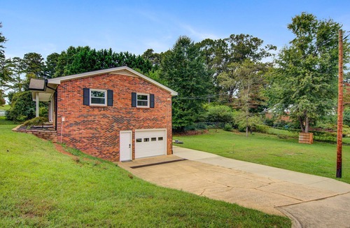 Hickory House | Cozy Home in Hickory