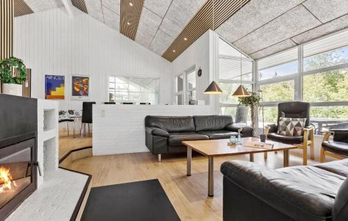 Hirtshals House | Cozy Home In Hirtshals With Kitchen