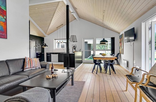 Bratten Strand House | Cozy home in Jerup with sauna