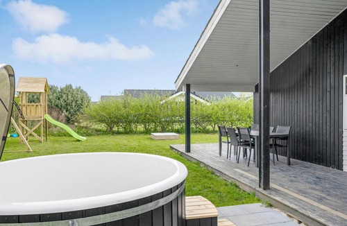 Pøt Strandby House | Cozy home in Juelsminde with sauna