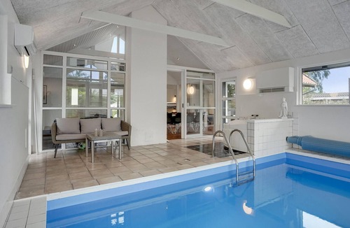 Pøt Strandby House | Cozy home in Juelsminde with sauna