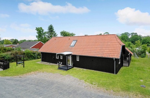 Pøt Strandby House | Cozy home in Juelsminde with sauna