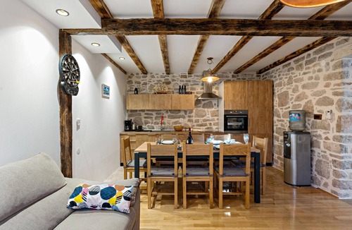 Kaprije House | Cozy home in Kaprije with kitchen