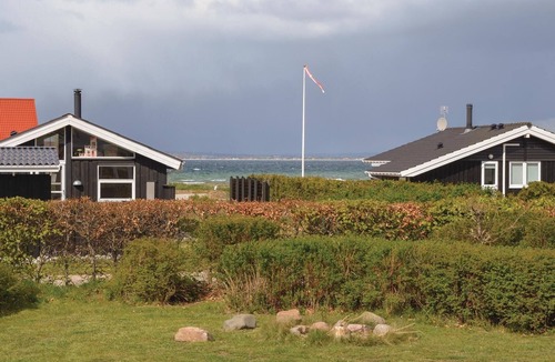 Skødshoved Strand House | Cozy home in Knebel with house sea view