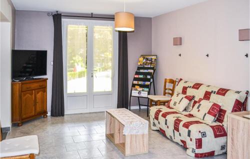 La Douze House | Cozy Home In La Douze With Swimming Pool