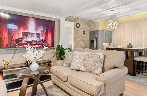 Lenox House | Cozy Home in Lenox