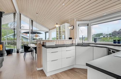 Hjarbæk House | Cozy home in Løgstrup with kitchen