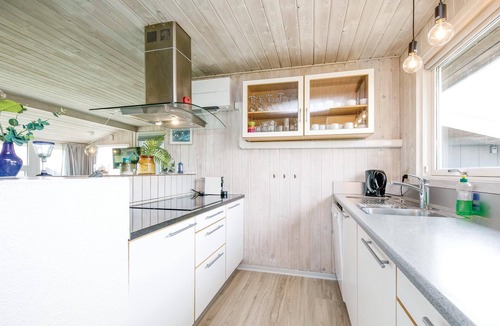 Nr. Lyngby Strand House | Cozy home in Løkken with kitchen