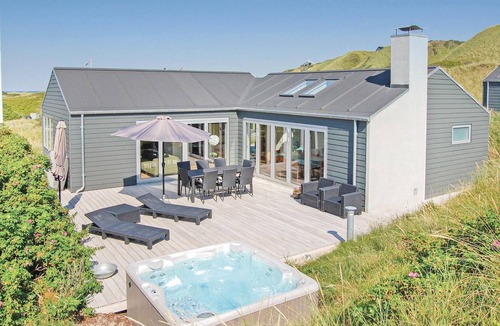 Grønhøj House | Cozy home in Løkken with house sea view