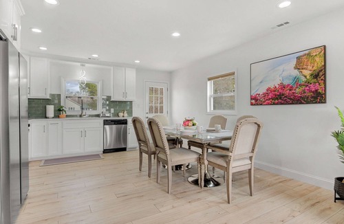 Newton House | Cozy Home in Newton