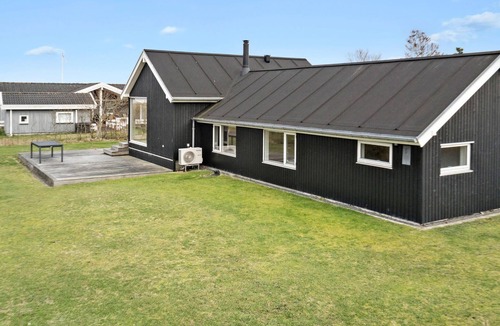 Saksild Strand House | Cozy home in Odder with WiFi