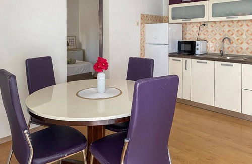 Okrug Gornji House | Cozy home in Okrug Gornji with sauna