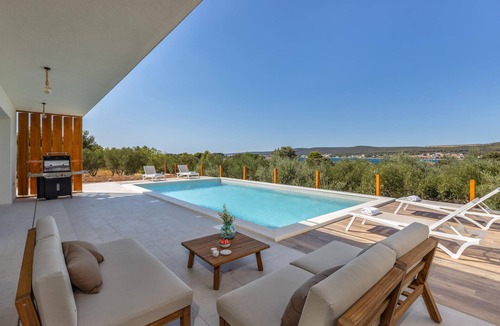 Susica House | Cozy home in Otok Babac with private swimming pool, can be inside or outside