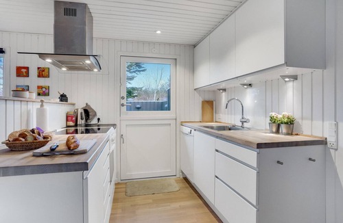 Rødhus House | Cozy home in Pandrup with kitchen