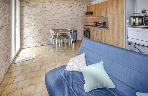 Piolenc House | Cozy home in Piolenc with outdoor swimming pool