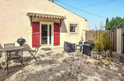Piolenc House | Cozy home in Piolenc with outdoor swimming pool