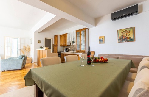 Podstrana House | Cozy home in Podstrana with WiFi