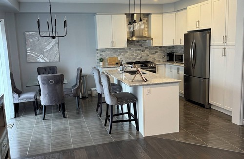 Oshawa House | Cozy home in quiet family-friendly neighbourhood!