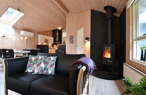 Houvig Strand House | Cozy home in Ringkøbing with kitchen