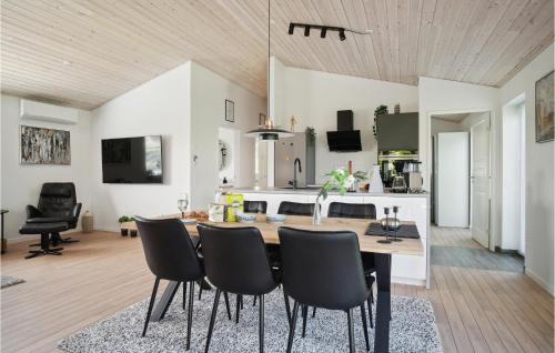 Tranebjerg House | Cozy Home In Samsø With Kitchen