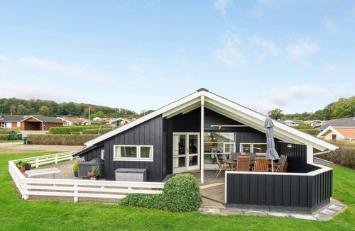 Grønninghoved Strand House | Cozy home in Sjølund with sauna